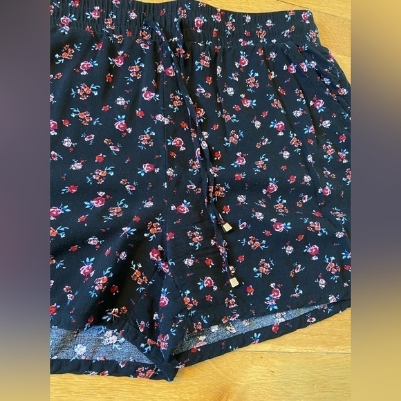 ⭐️2 FOR $20⭐️ Studio Floral Detail Shorts Size Small. EUC - Picture 3 of 9